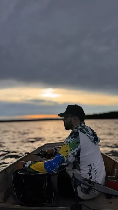 Fim de tarde no barco, com a camisa da Jaguar Experience