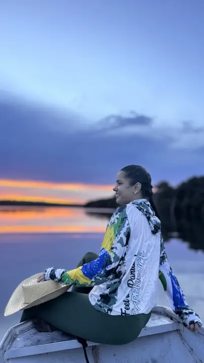 Fim de tarde no barco, com a camisa da Jaguar Experience