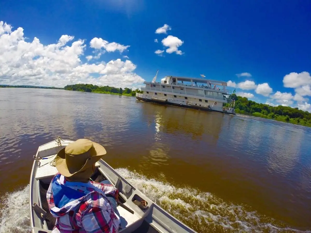 Barco de pesca acompanhando